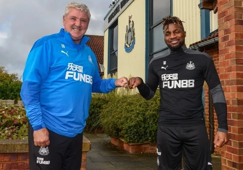 Khoảnh khắc gắn kết giữa Allan Saint-Maximin và thầy ở Newcastle