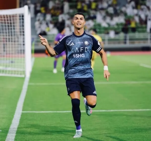 Cristiano Ronaldo mừng bàn phạt đền