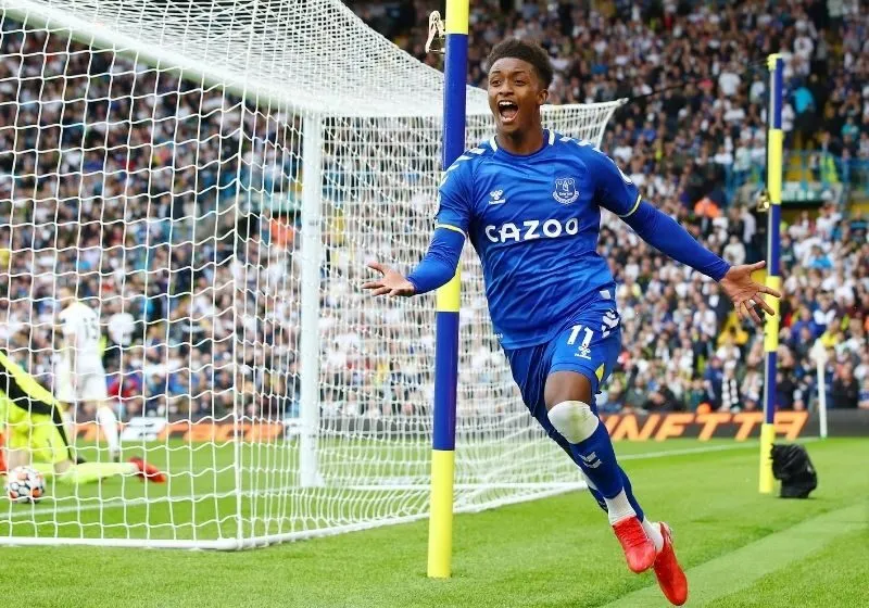 Demarai Gray đầy năng lượng trên sân, luôn sẵn sàng cho mọi thử thách
