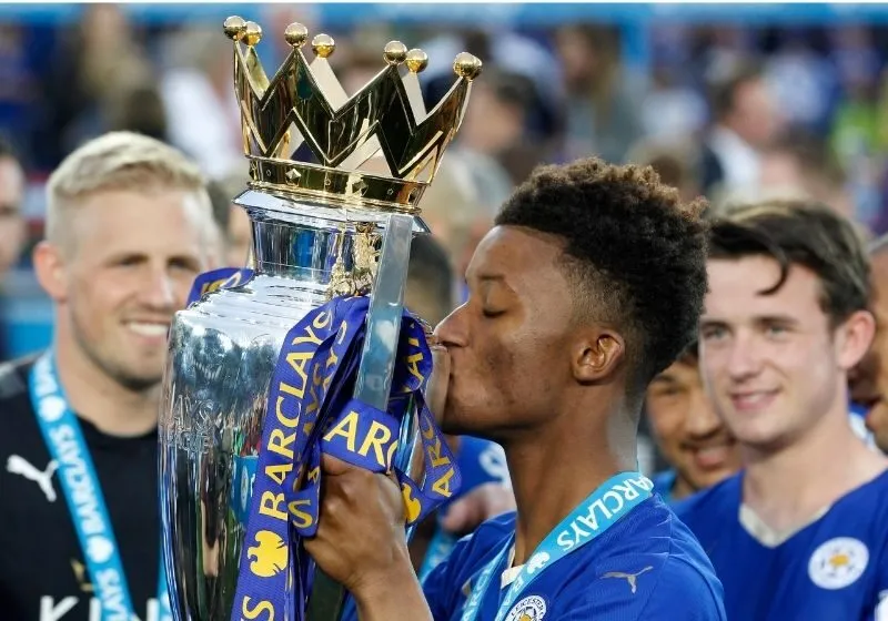 Demarai Gray ăn mừng chiến thắng bên đồng đội