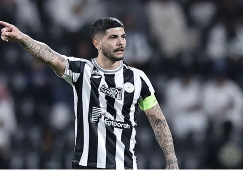 Ever Banega trong màu áo của tuyển Al-Ittihad Club với 2 màu sọc đen trắng đặc trưng