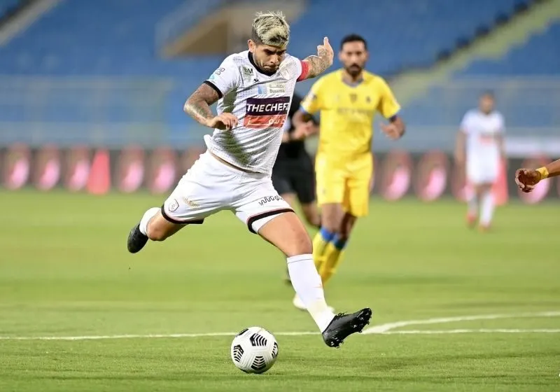 Ever Banega trong màu áo Al-Shabab, tung cú sút đầy uy lực trên sân cỏ Saudi Pro League