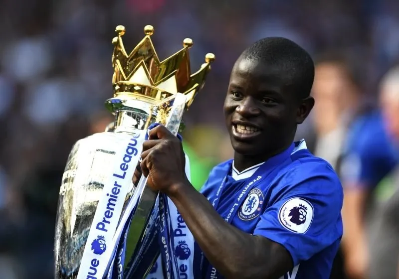 N'Golo Kanté trong màu áo Leicester City, biểu tượng cho hành trình cổ tích tại Ngoại hạng Anh